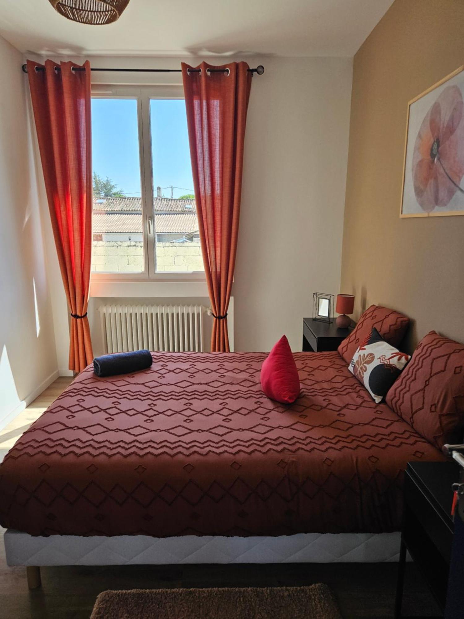 Maison Spacieuse Privatisee Ou A La Chambre - Places De Parking Saint-Michel  외부 사진
